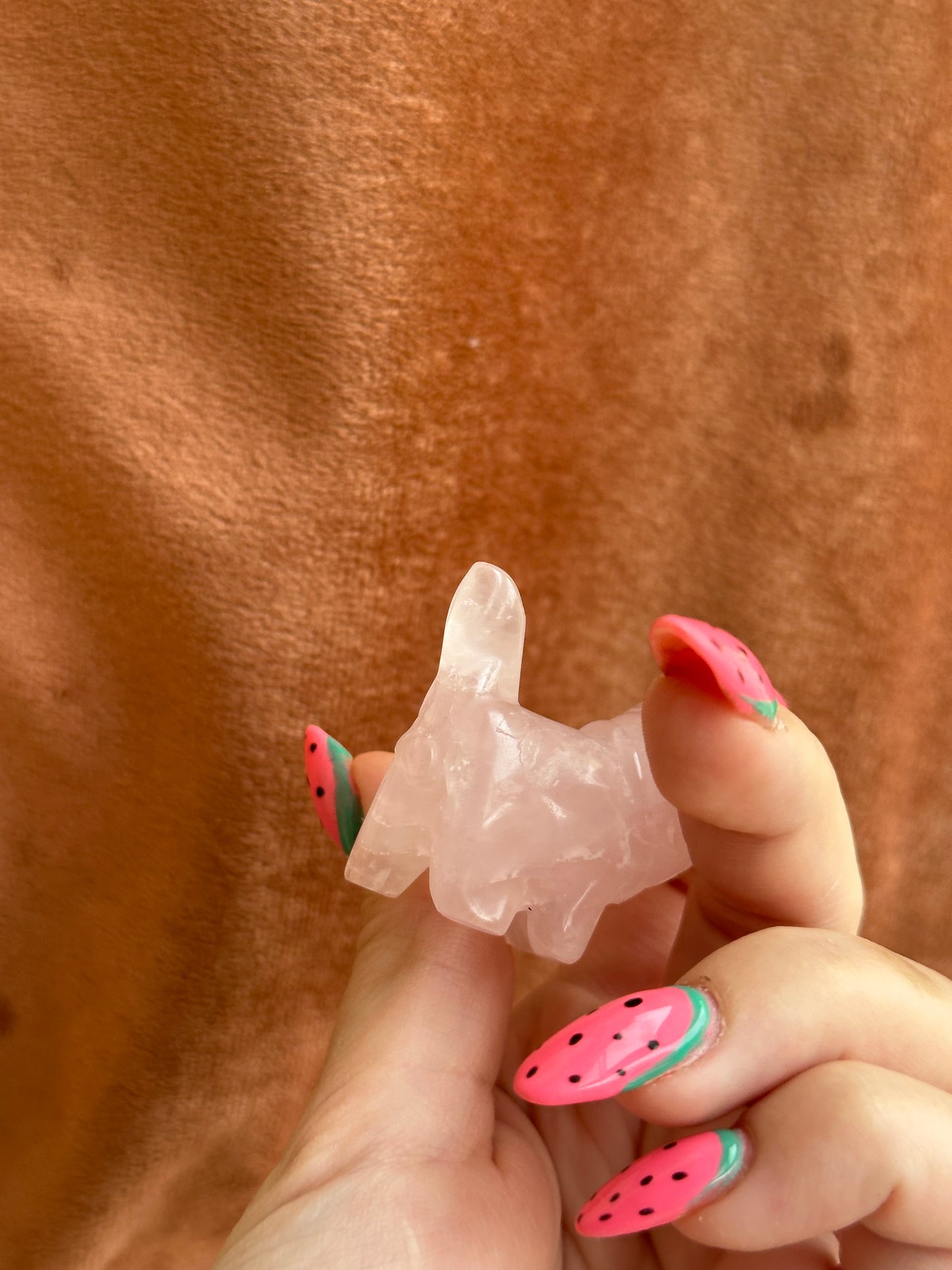 Rozenkwarts staande kat carving