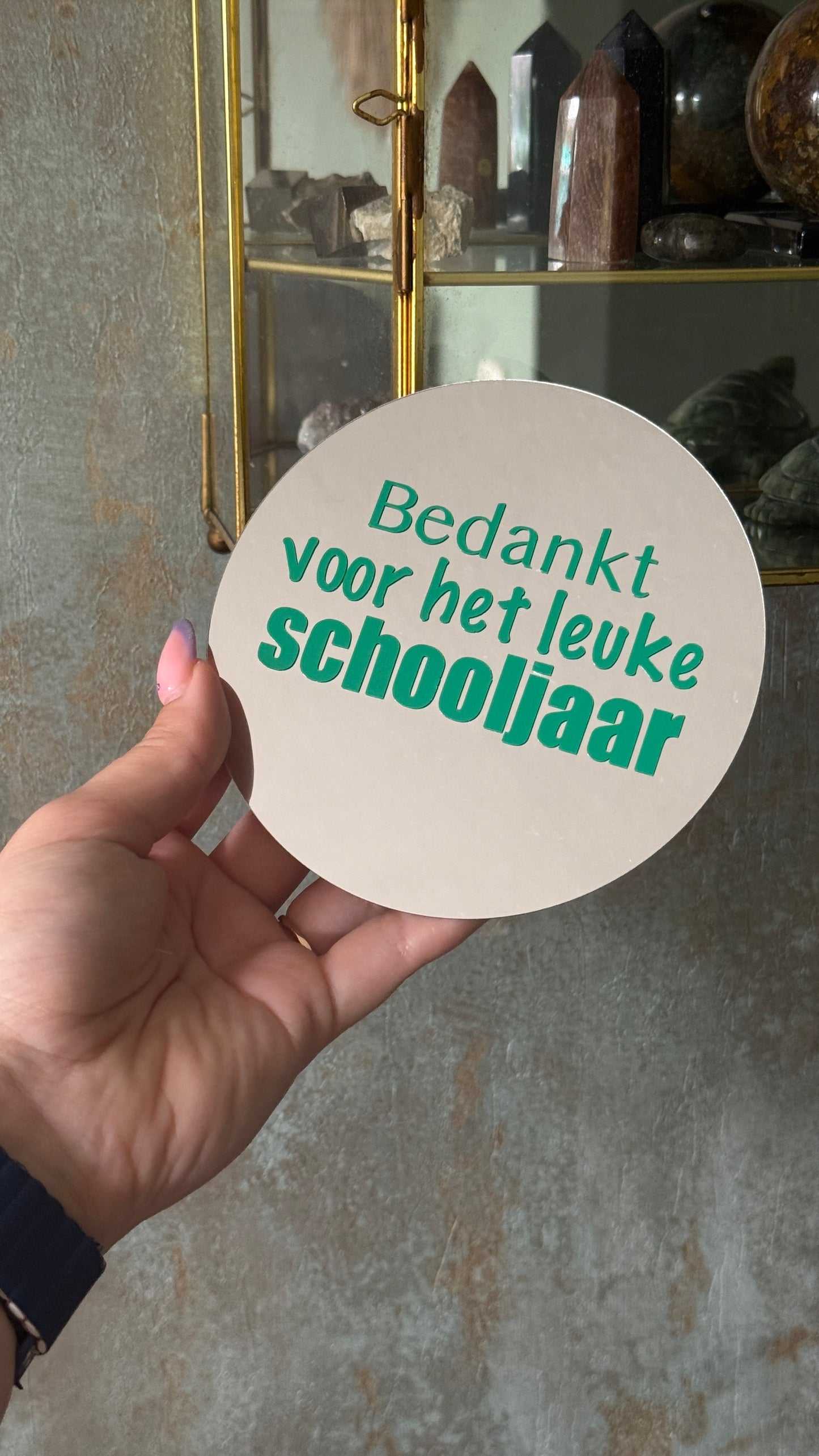 Rond spiegeltje met groene tekst “Bedankt voor het leuke schooljaar” – origineel eindejaarscadeau voor juf of meester