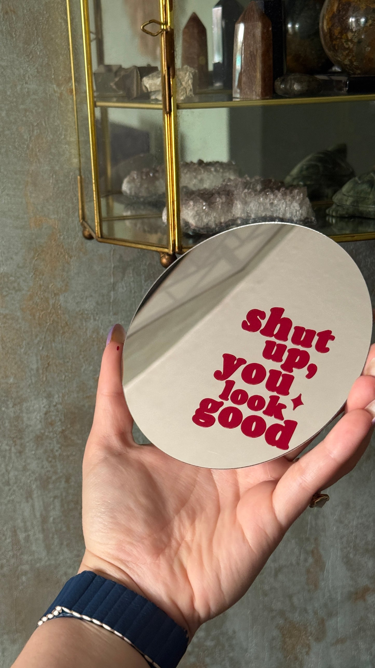 Flexibel rond spiegeltje 12,5 cm met rode tekst ‘Shut up, you look good’, ophangbaar en neerzetbaar voor wanddecoratie.