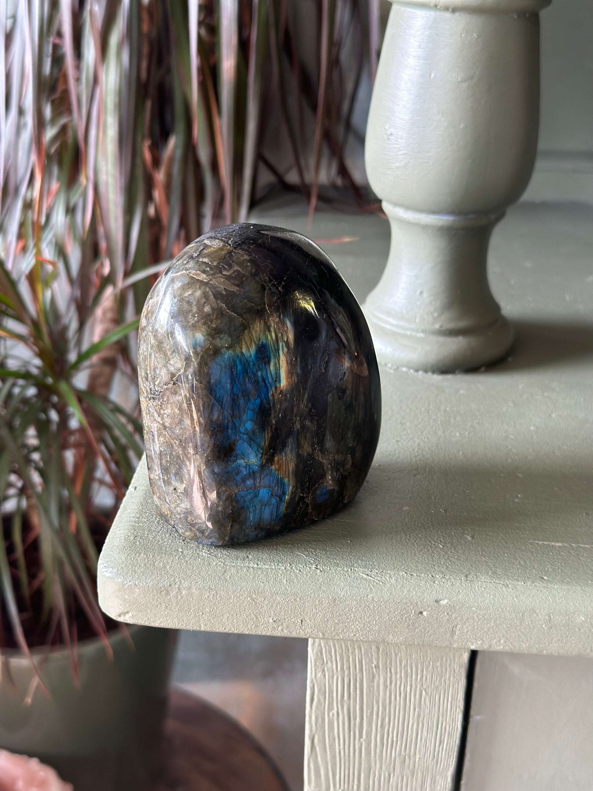RaVa Home Labradoriet op standvlak halfgepolijst 639 gram blauwe flash zijaanzicht
