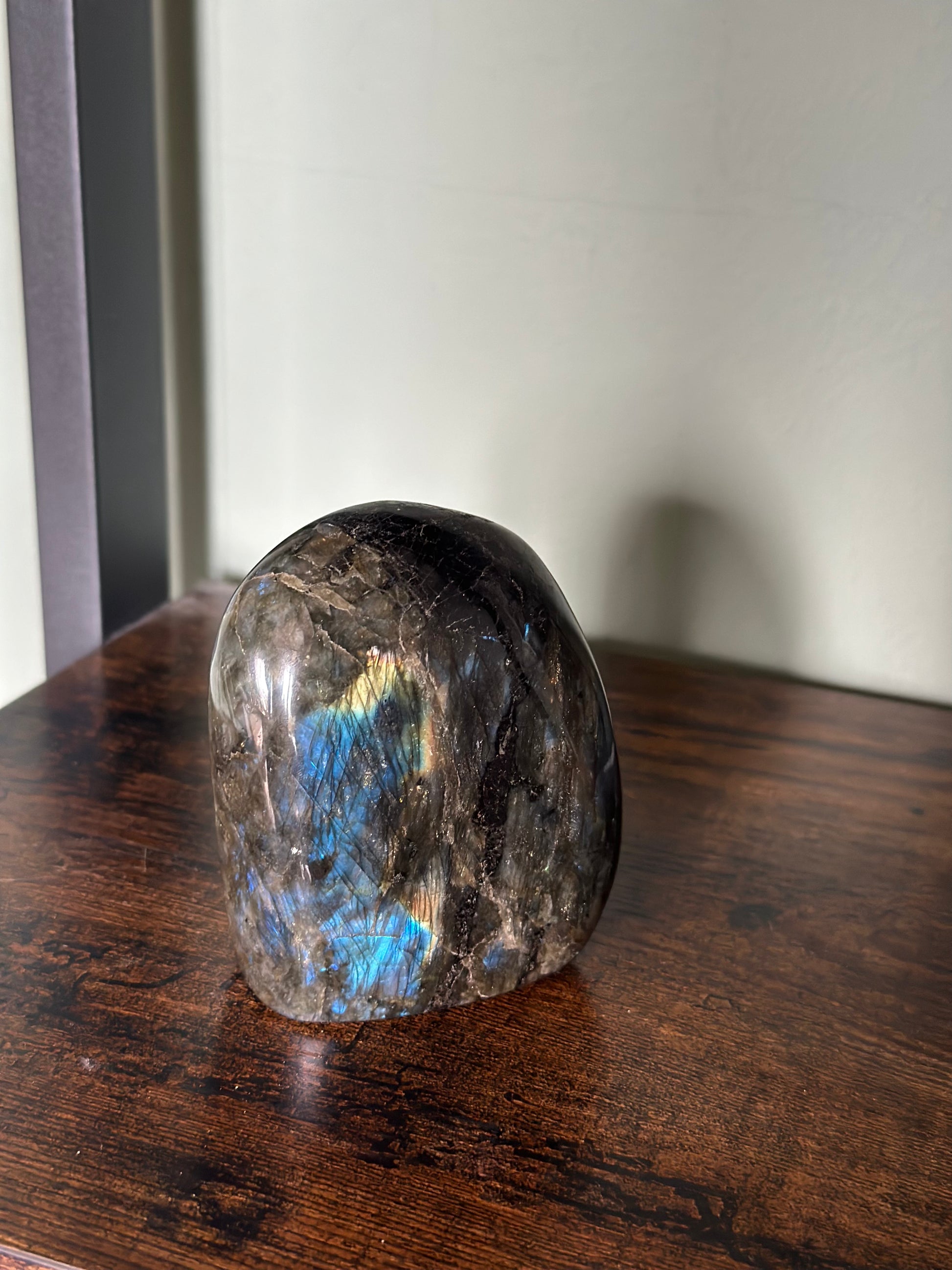 RaVa Home Labradoriet op standvlak halfgepolijst 639 gram blauwe flash vooraanzicht