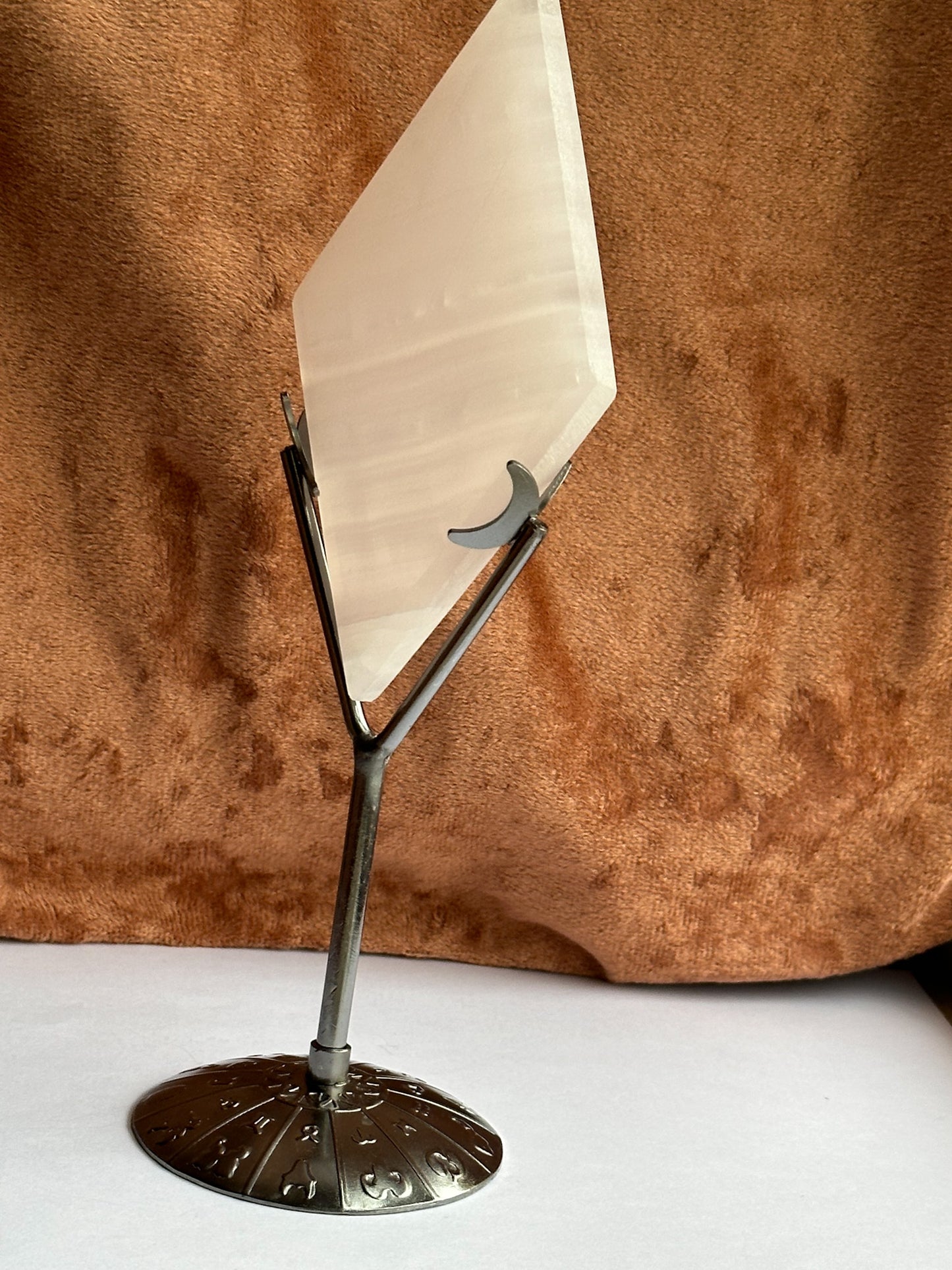 Mangano calciet diamant op standaard