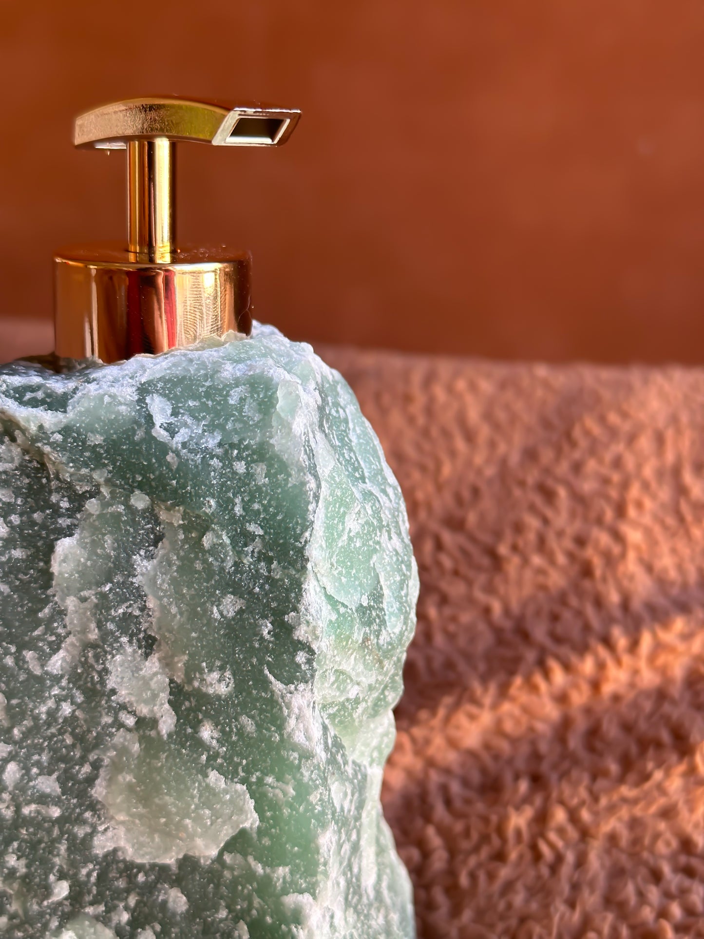 Zeeppompje Groene kwarts met gouden details