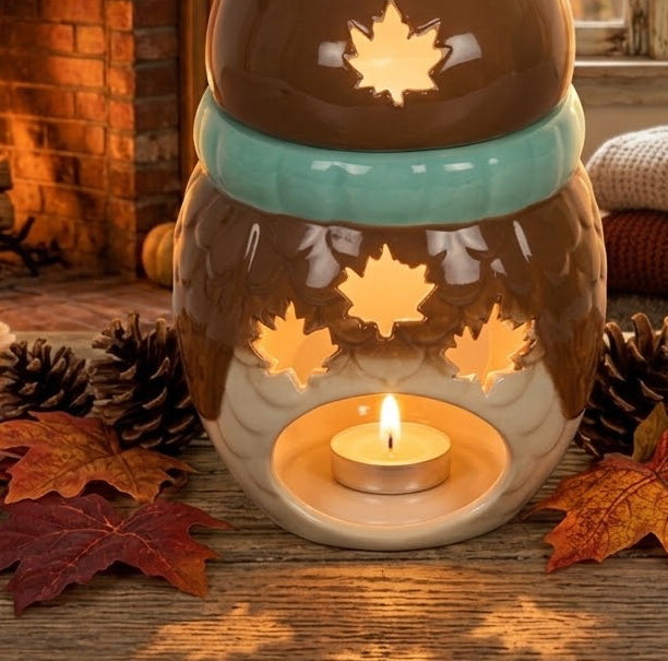 Detailopname van een schattige uil waxmelts brander die een warme sjaal draagt en een kopje chocolademelk vasthoudt.