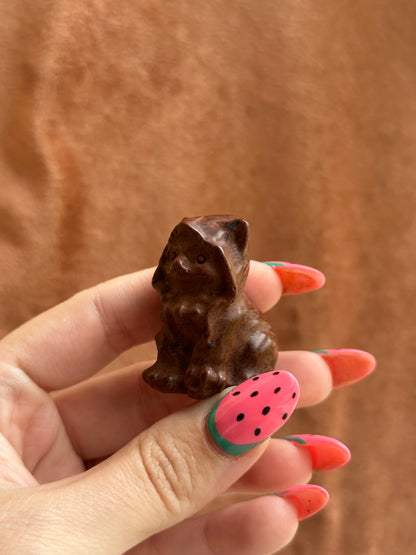 Mahonie Obsidiaan kat met hoodie carving