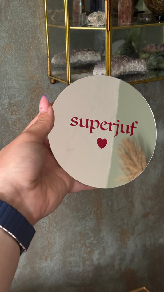 Spiegeltje met de tekst “Superjuf” – ideaal juffencadeau van 12,5 cm voor einde schooljaar of afscheid.