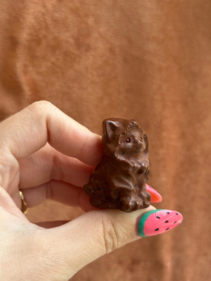 Mahonie Obsidiaan kat met hoodie carving