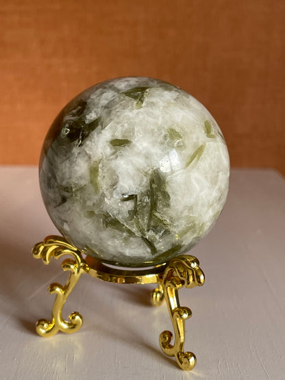 Groene mica - toermalijn en maansteen bol