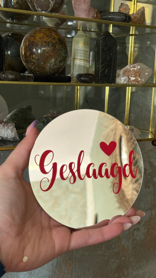 Flexibel spiegeltje “Geslaagd” met rood hartje – 12,5 cm – origineel cadeau voor geslaagden