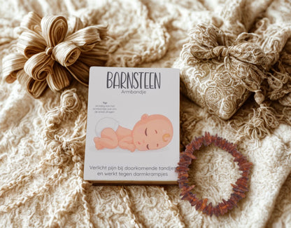 Barnsteen armbandje voor baby in geschenksetje met kaartje