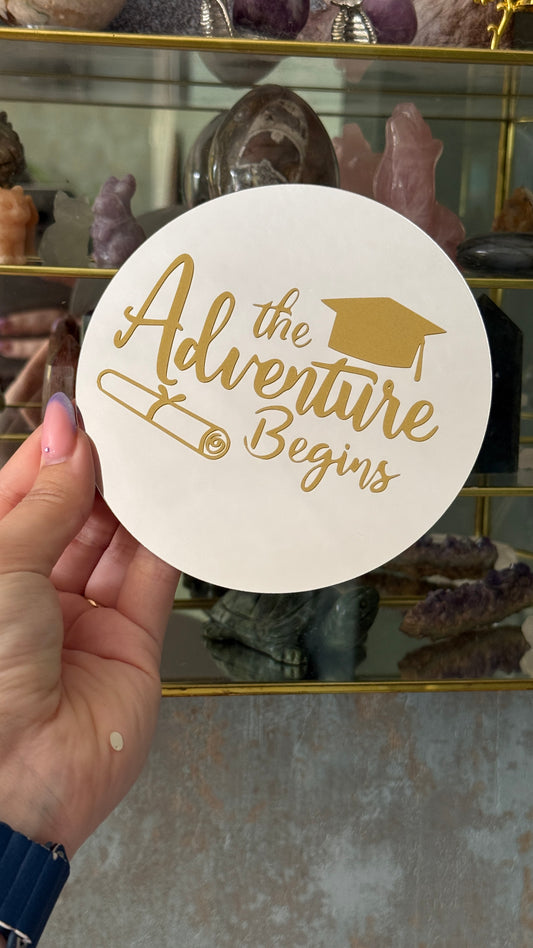 Spiegeltje met tekst “The adventure begins” – goud – afstudeercadeau – 12,5 cm – met afstudeermuts en diploma