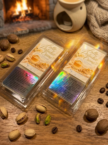 ⁠Luxe handgemaakte wax melts geurtabletten Latte Pistachio Creme met pistachenoten, vanille en brandend sfeerlicht voor een gezellige huisgeur.⁠