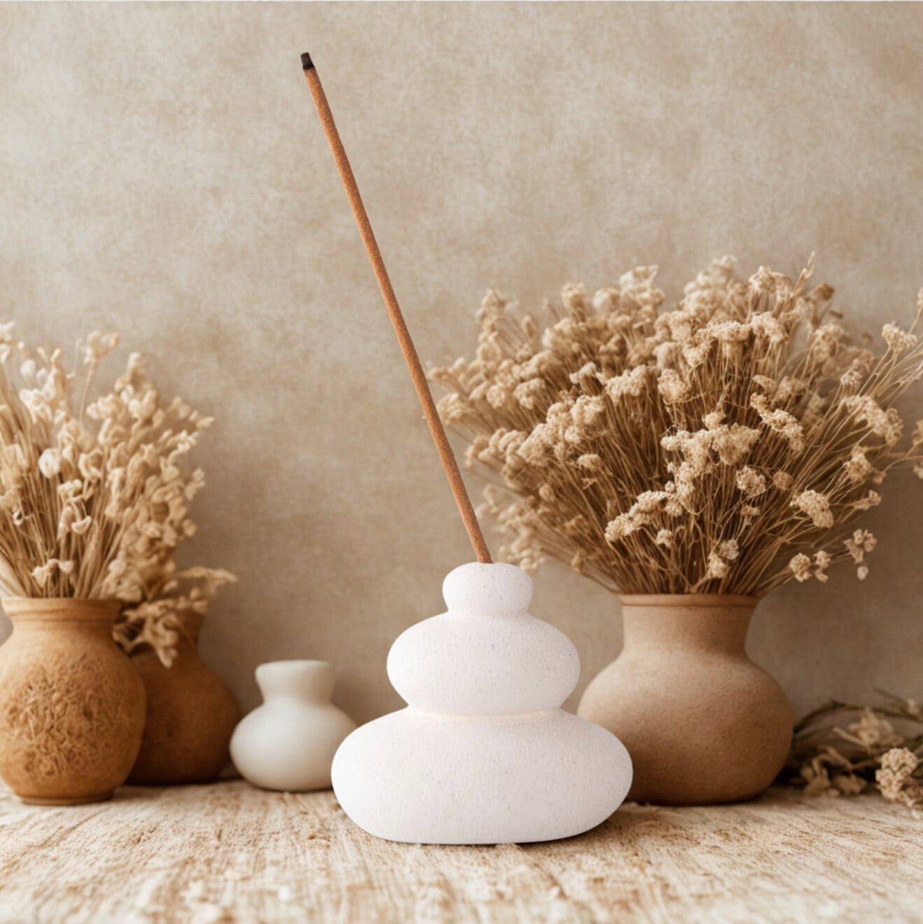 Minimalistische incense holder in crèmekleur voor meditatie en ontspanning
