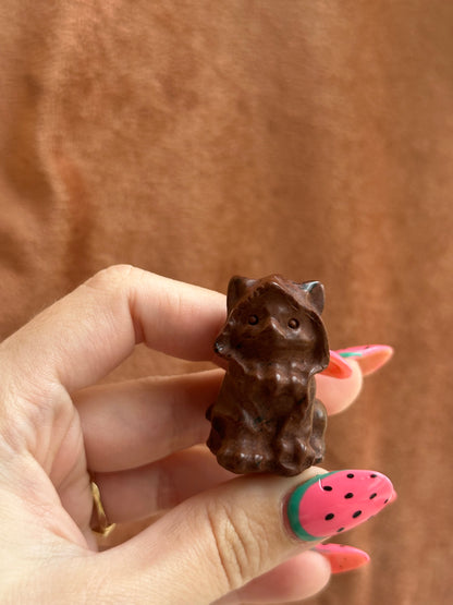 Mahonie Obsidiaan kat met hoodie carving