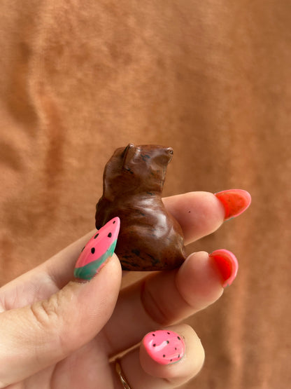 Mahonie Obsidiaan kat met hoodie carving