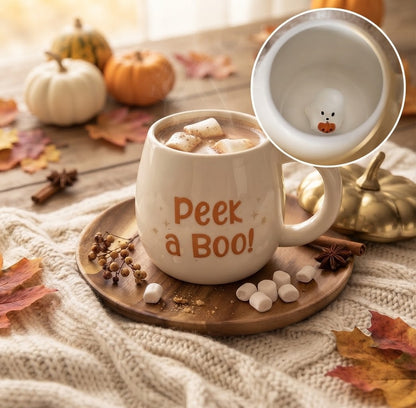 Een sfeervolle witte keramieken mok met de oranje tekst 'Peek a Boo!' en herfstdetails op de achtergrond.