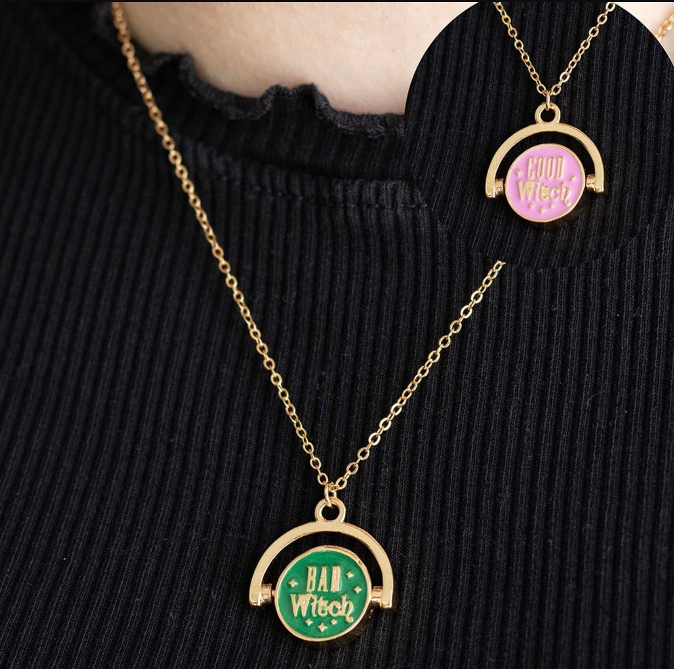 Good Witch Bad Witch ketting met enamel design
