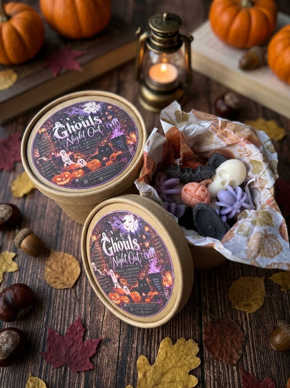 ⁠Handgemaakte Halloween wax melts cadeauset van Cozy Cottage met spookachtige figuurtjes en warm kaarslicht op een houten achtergrond

