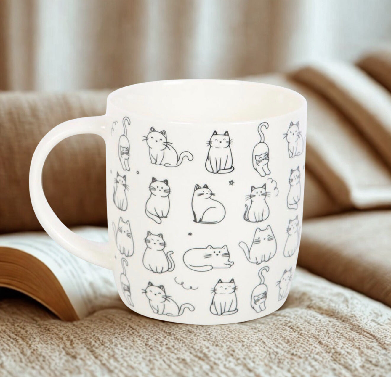 Close-up van witte keramische kattenmok met speelse kattenlijn illustraties