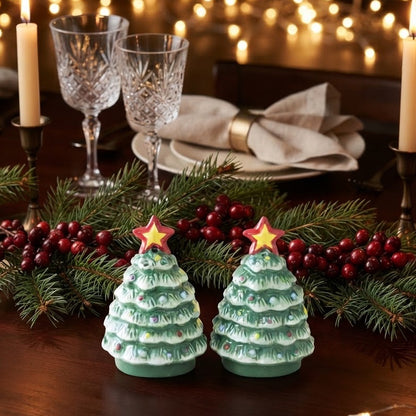 Kerst peper en zoutstel in de vorm van twee groene kerstboompjes, sfeervol kerstservies voor op de kersttafel tijdens het kerstdiner