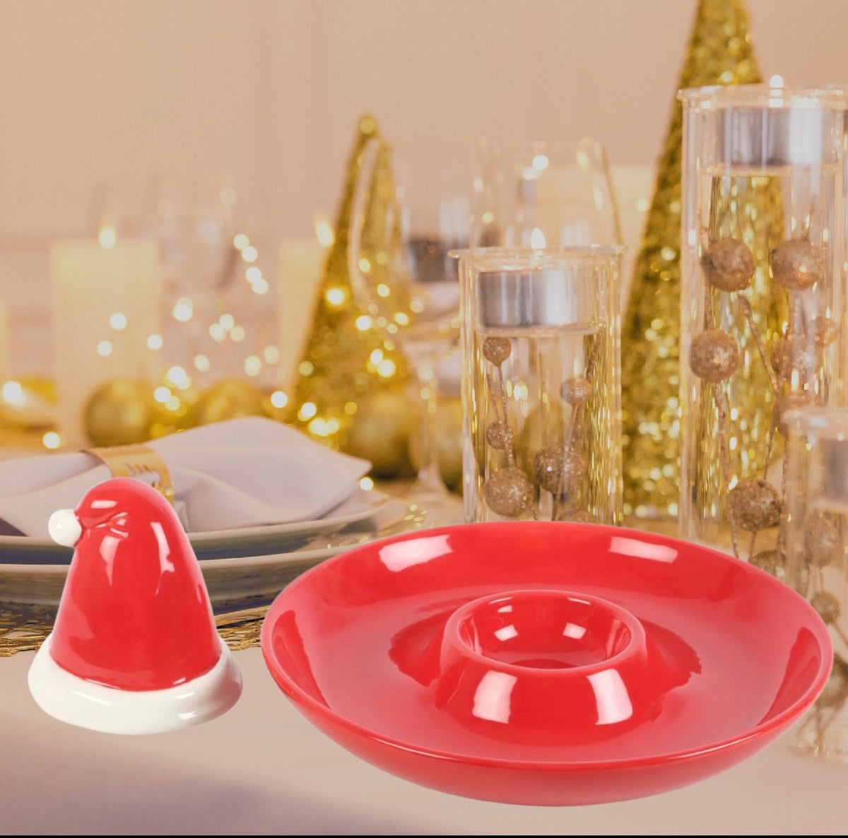 Santa’s Chips & Dip kerstschaal op een sfeervolle kersttafel met ruimte voor chips, sauzen en hapjes