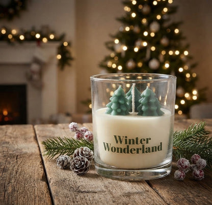 Luxe productafbeelding voor Shopify van een "Winter Wonderland" kaarsset met verpakking en een losse boomvormige kaars, gepresenteerd op een houten en marmeren ondergrond tegen een achtergrond van fonkelende kerstlampjes.