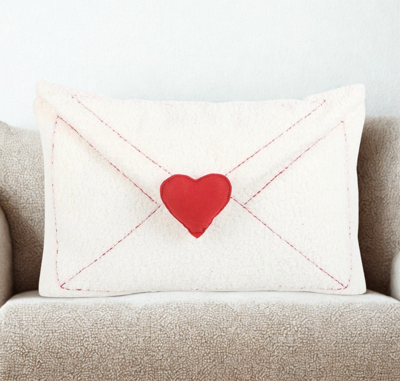 Decoratief en zacht Love Letter kussen met open flapje en tekst