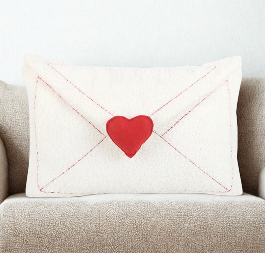 Decoratief en zacht Love Letter kussen met open flapje en tekst