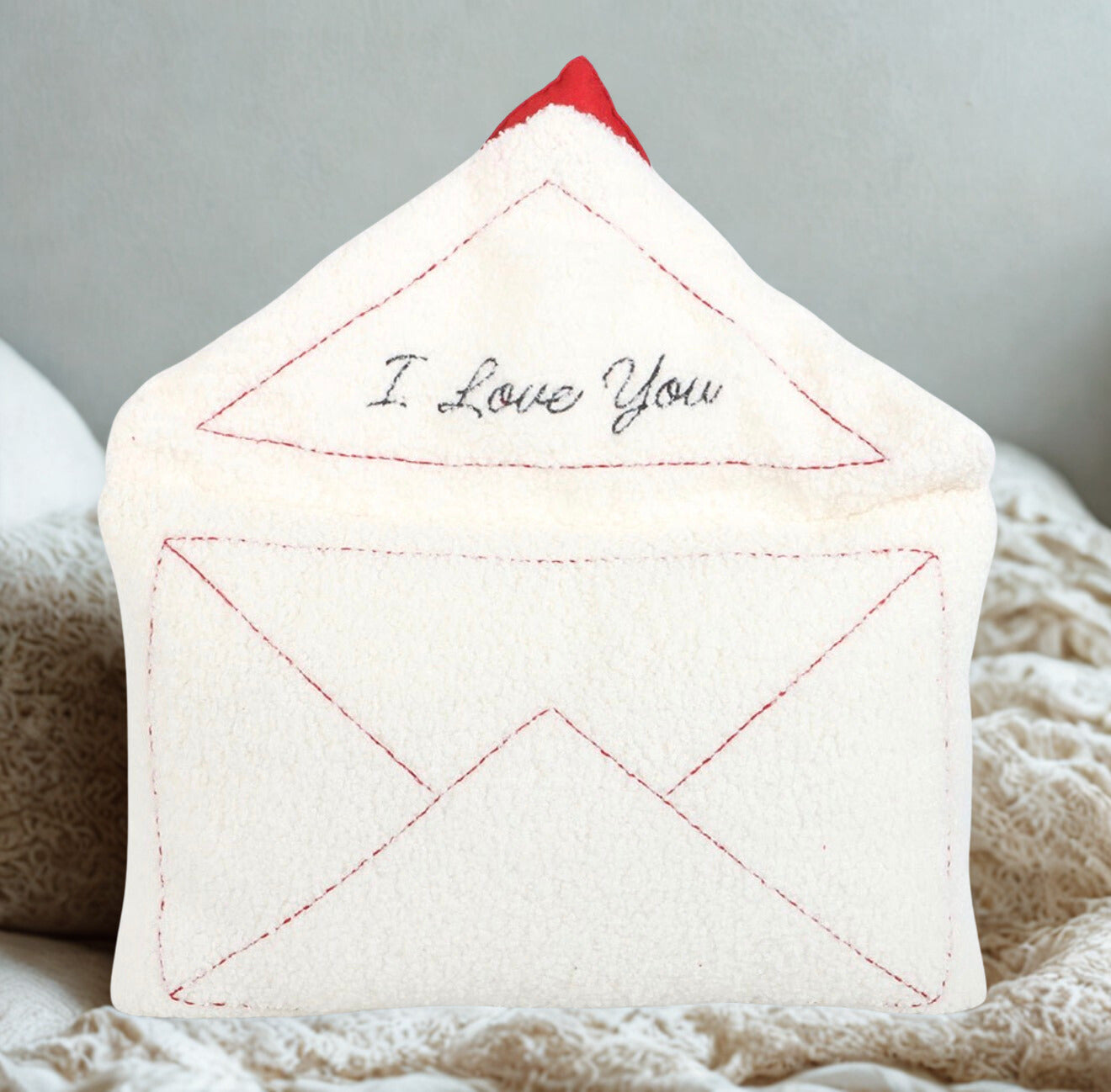 Love Letter kussen in envelopvorm met hartje en tekst “I love you”
