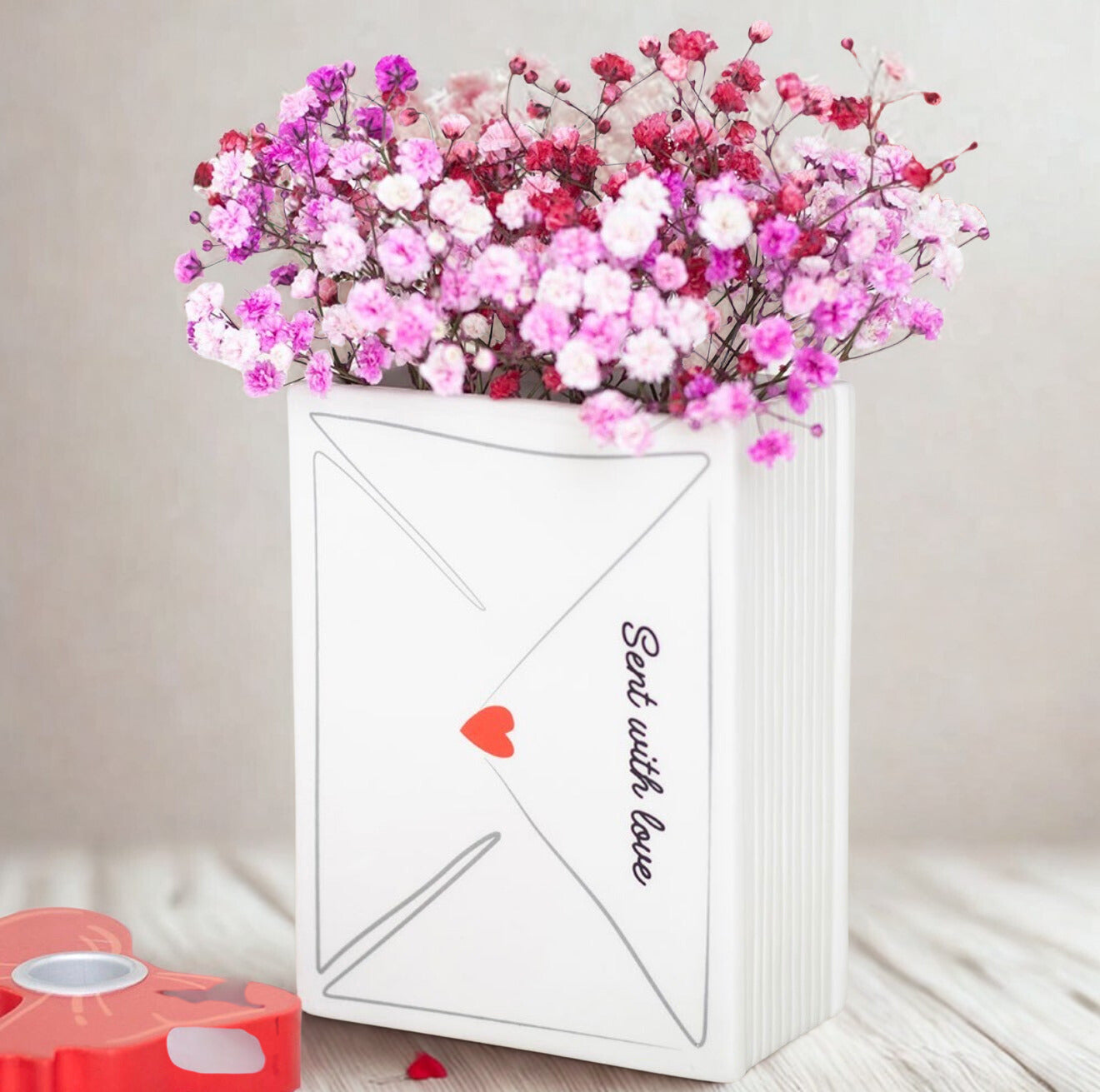 Love letter vaas in envelopvorm met tekst “Sent with love”