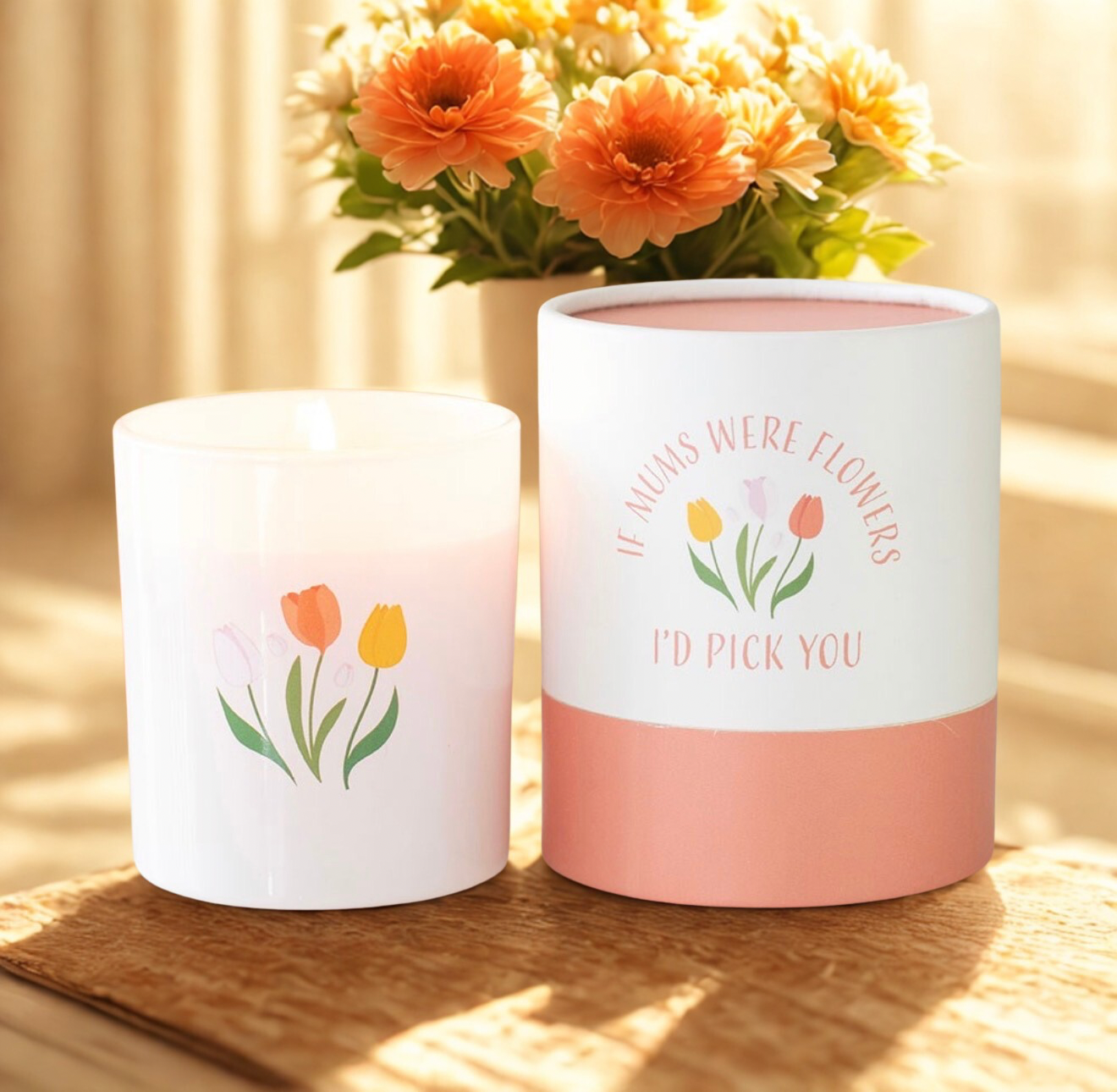 Een luxe Franse tulpen-geurkaars met bijpassende cadeaukoker, bedrukt met de tekst 'If Mums Were Flowers, I'd Pick You', perfect als Moederdaggeschenk uit de Bliss & Bloom collectie.