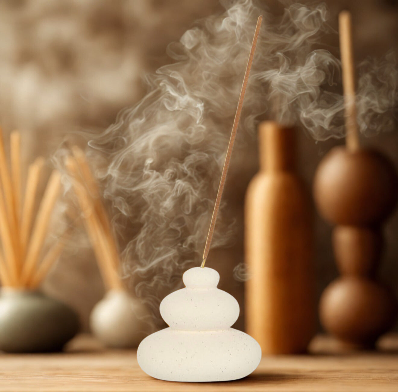 Minimalistische incense holder in crèmekleur voor meditatie en ontspanning