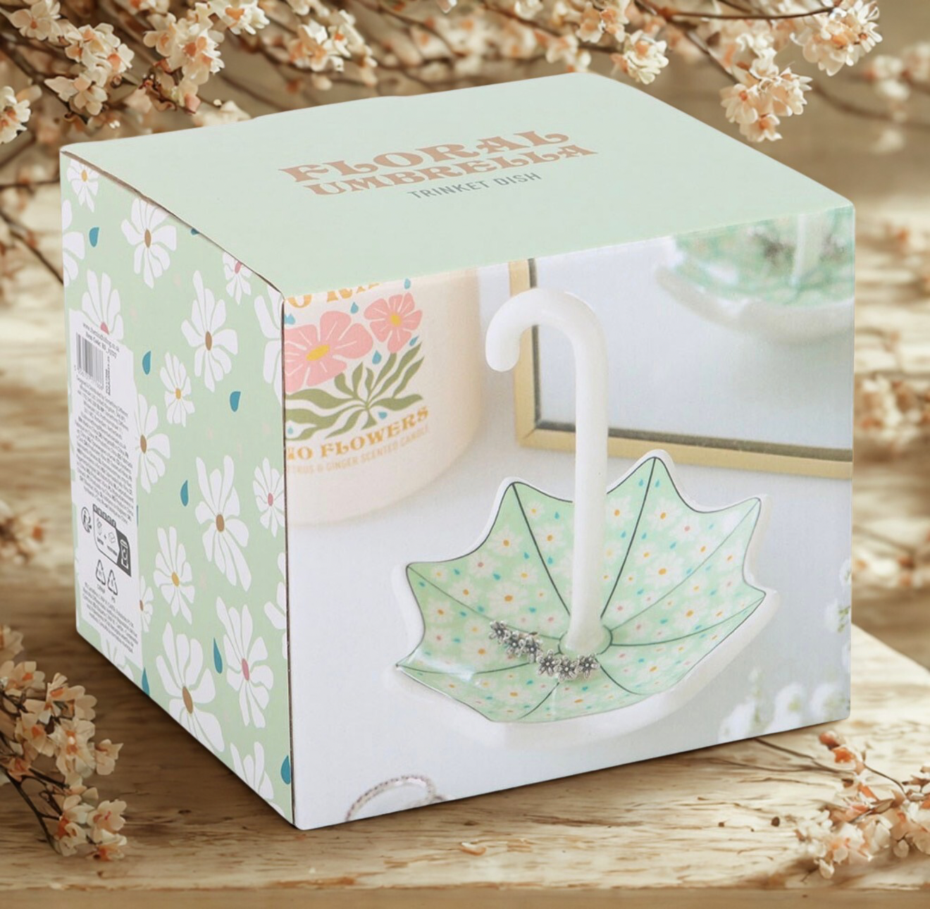 Een decoratief parapluvormig sieradenbakje uit de Bliss & Bloom collectie, subtiel gestyled naast een bijpassende geurkaars als unieke cadeau-oplossing.