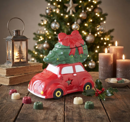 Rode auto waxmeltsbrander met kerstboom op het dak, originele kerstdecoratie voor het branden van waxmelts en verspreiden van 