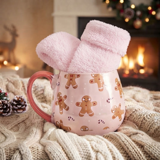 Roze kerstmok met gingerbread print en zachte fluffy sokken, feestelijke kerst cadeauset voor een gezellig wintermoment