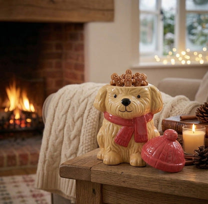 Sfeervolle honden waxbrander van keramiek van een puppy met winterse accessoires zoals een rode muts en sjaaltje.