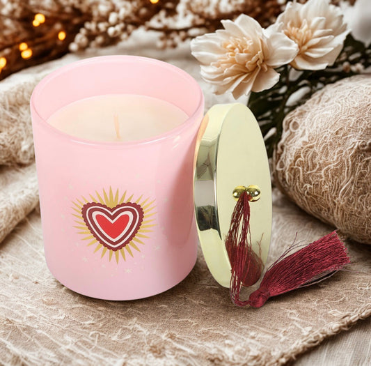Burning love geurkaars met black fig geur in roze verpakking met gouden details
