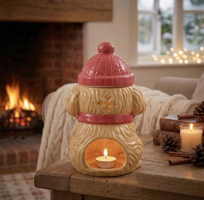 Detailopname van een blonde hond waxmelts brander met een vrolijke rode muts en warme sjaal voor de herfst en winter.