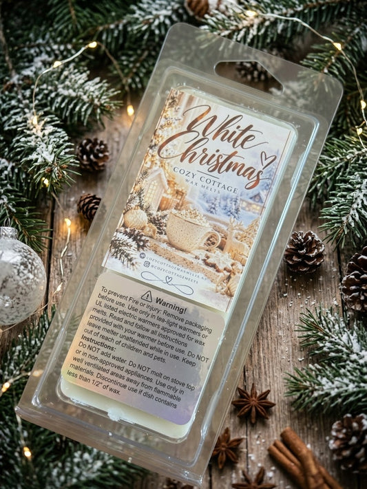  White Christmas waxmeltbar van RaVa Home tussen groen kerstgroen en dennenappels, een sfeervolle kerst waxmeltbar met een frisse, groene en winterse geur.