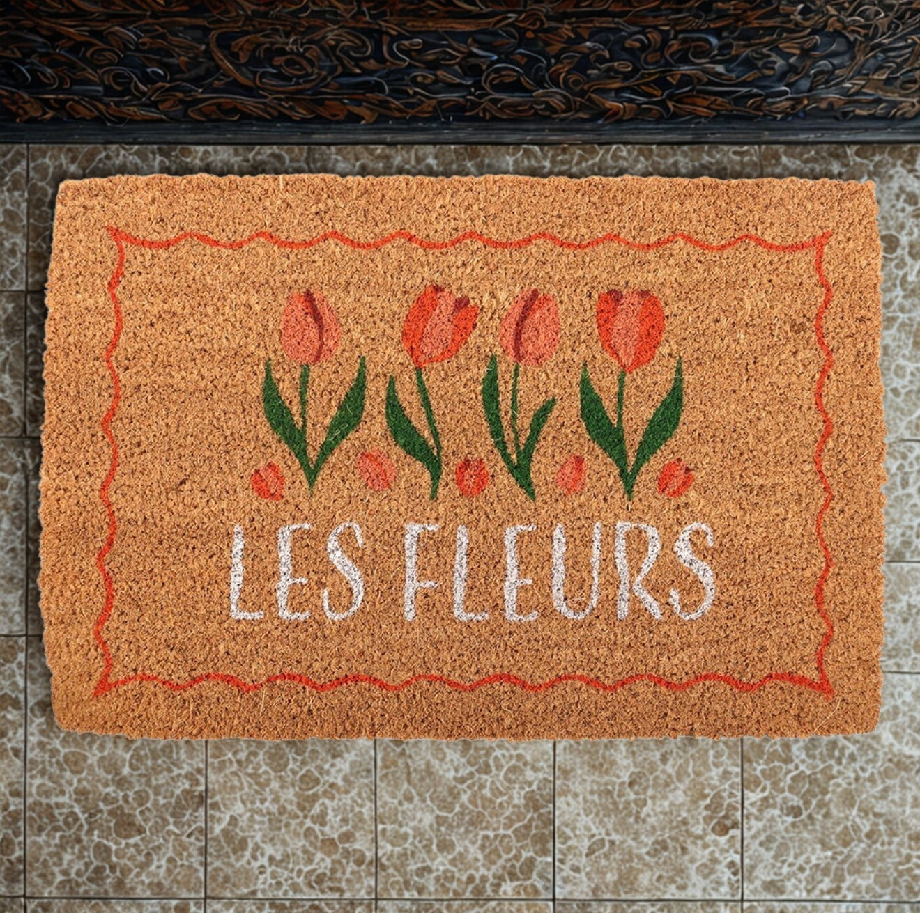 Close-up van de rood-oranje tulpen en de geschulpte rand van de Les Fleurs deurmat