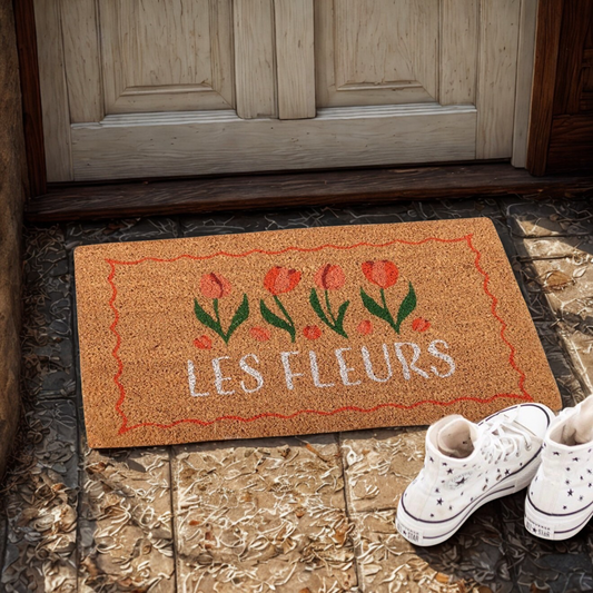 Kokos deurmat met 'Les Fleurs' tekst en tulpenprint uit de Bliss & Bloom collectie.