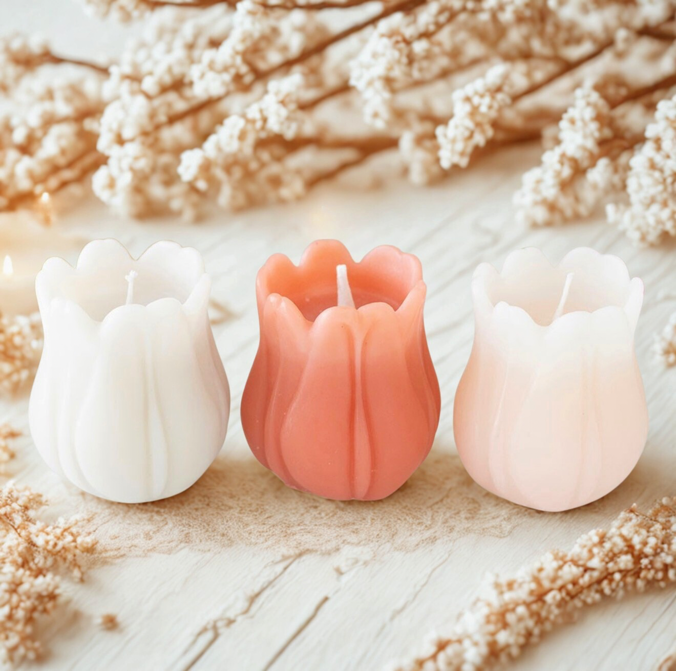 Set van drie tulpenvormige kaarsen in wit en roze tinten uit de Bliss & Bloom collectie.